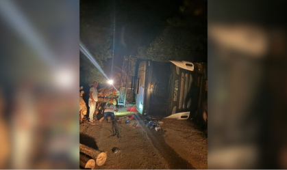 Caminhão com madeira tomba sobre carro e mata duas pessoas no Paraná