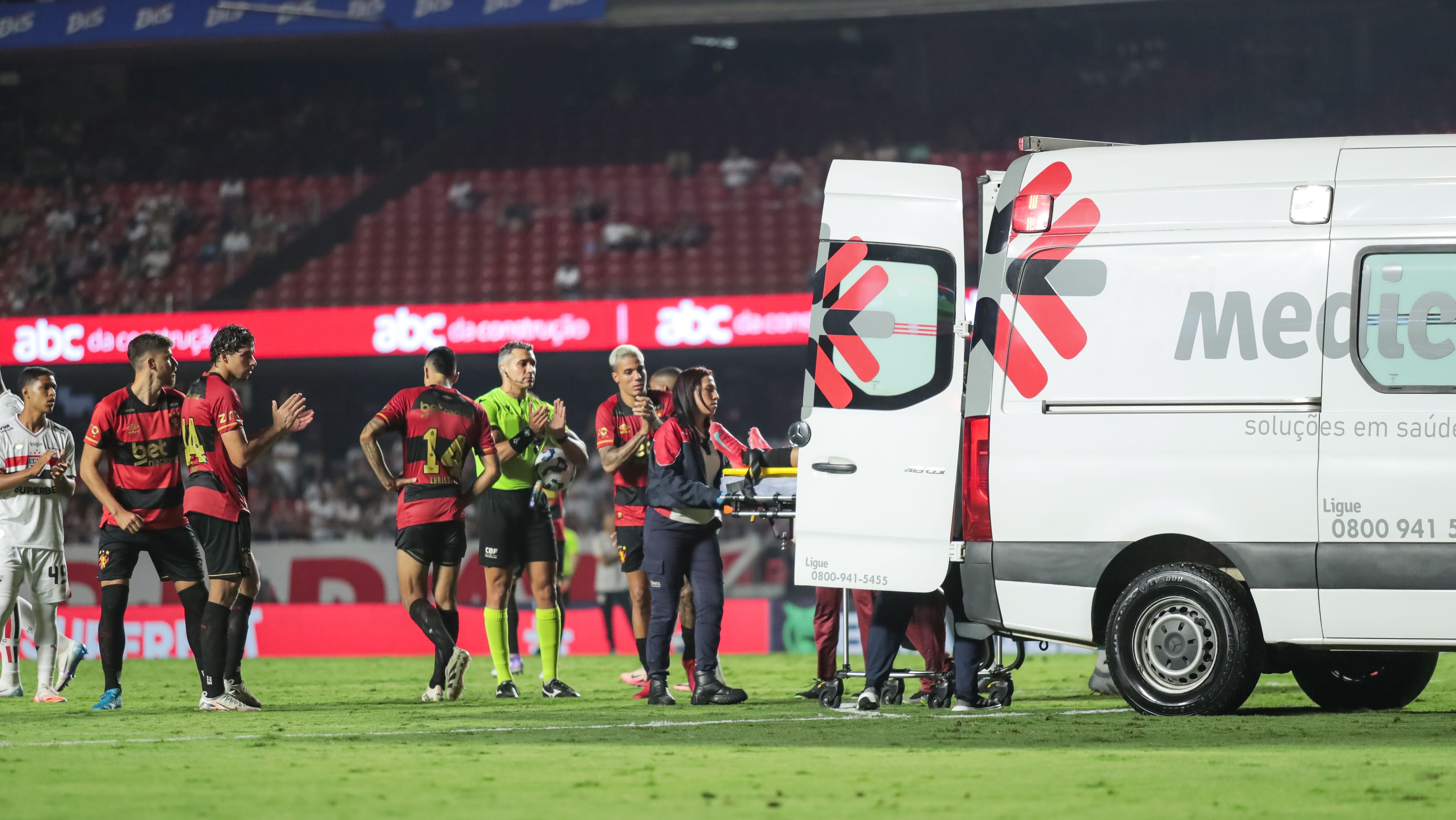 Igor Cariús, do Sport, precisou sair de ambulância do Morumbis