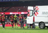 Jogador do Sport deixa campo de ambulância e vira desfalque
