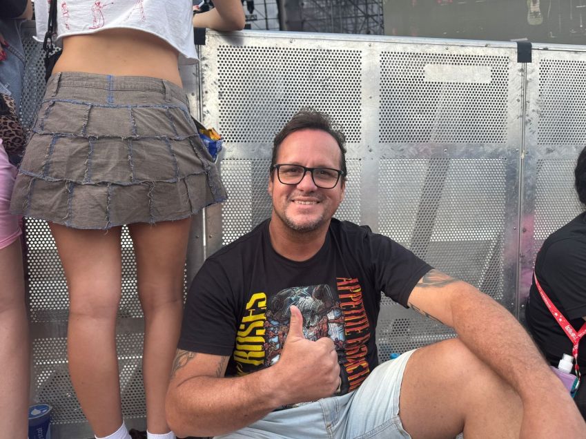 Carlos marcou presença na grade para assistir ao show da banda Sepultura • Nicoly Bastos/CNN