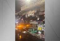 Jaguar desgovernado detona banca de jornal na Avenida Paulista
