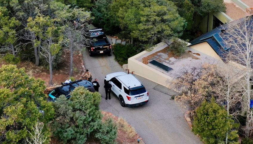 Policiais do lado de fora da casa do ator Gene Hackman em Santa Fé, em fevereiro • Roberto Rosales/AP via CNN Newsource