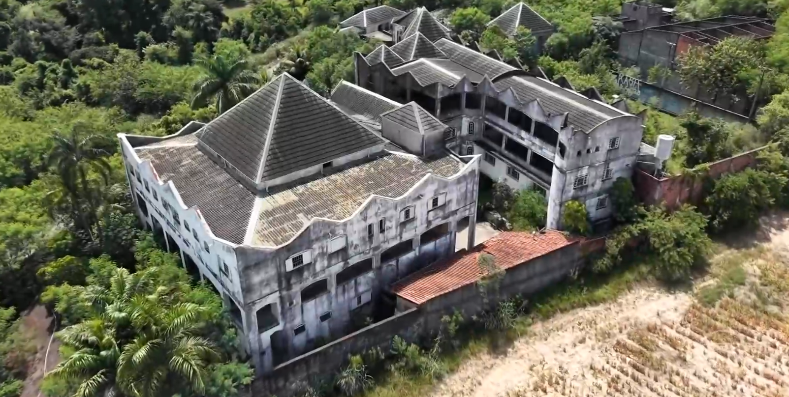 Castelo do cantor José Rico foi abandonado após sua morte, em 2015