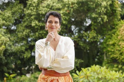 Celina Junqueira (Malu Galli), dona da mansão em que vivem os Roitman