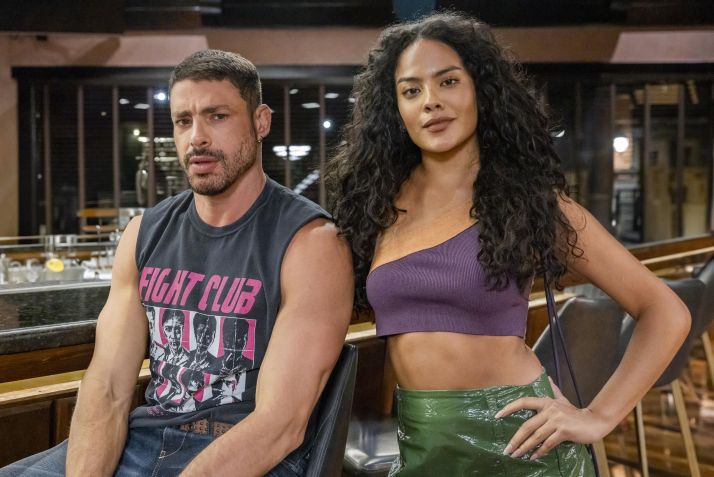 César (Cauã Reymond) e Maria de Fátima (Bella Campos) • Antonio Pitanga, Bella Campos e Taís Araújo nos bastidores da gravação de "Vale Tudo"