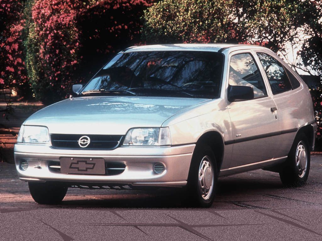 Chevrolet Kadett: hatch foi aposta da marca no Brasil no final dos anos 80 • Divulgação