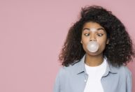 Chicletes podem liberar microplásticos na saliva, aponta novo estudo