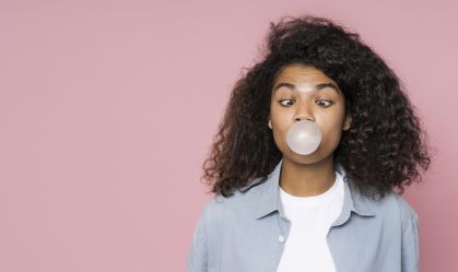 Chicletes podem liberar microplásticos na saliva, aponta novo estudo