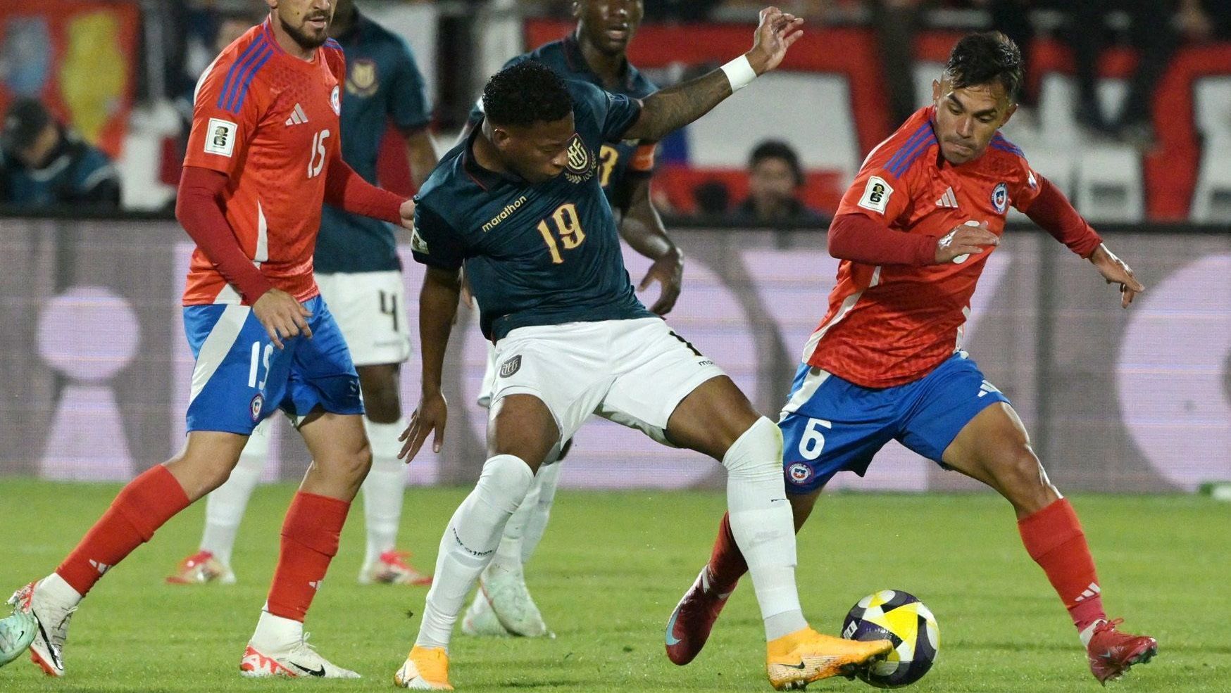 Lance de Chile x Equador pelas Eliminatórias da Copa do Mundo