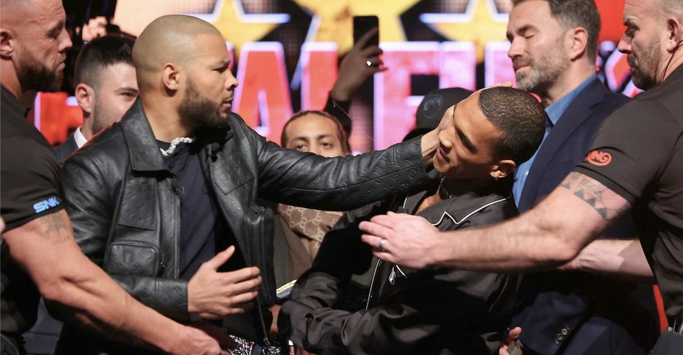 Chris Eubank Jr atingindo Conor Benn com um ovo