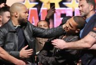 Lutador é multado em R$ 755 mil após dar ovada em rival durante encarada