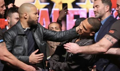 Chris Eubank Jr atingindo Conor Benn com um ovo