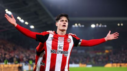 Christian Norgaard celebra gol em jogo do Brentford