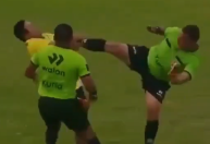 Árbitro acerta chute em membro de comissão técnica durante partida no Peru