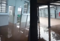 Vídeo: escola alaga em Santo André, e alunos sobem para andar superior