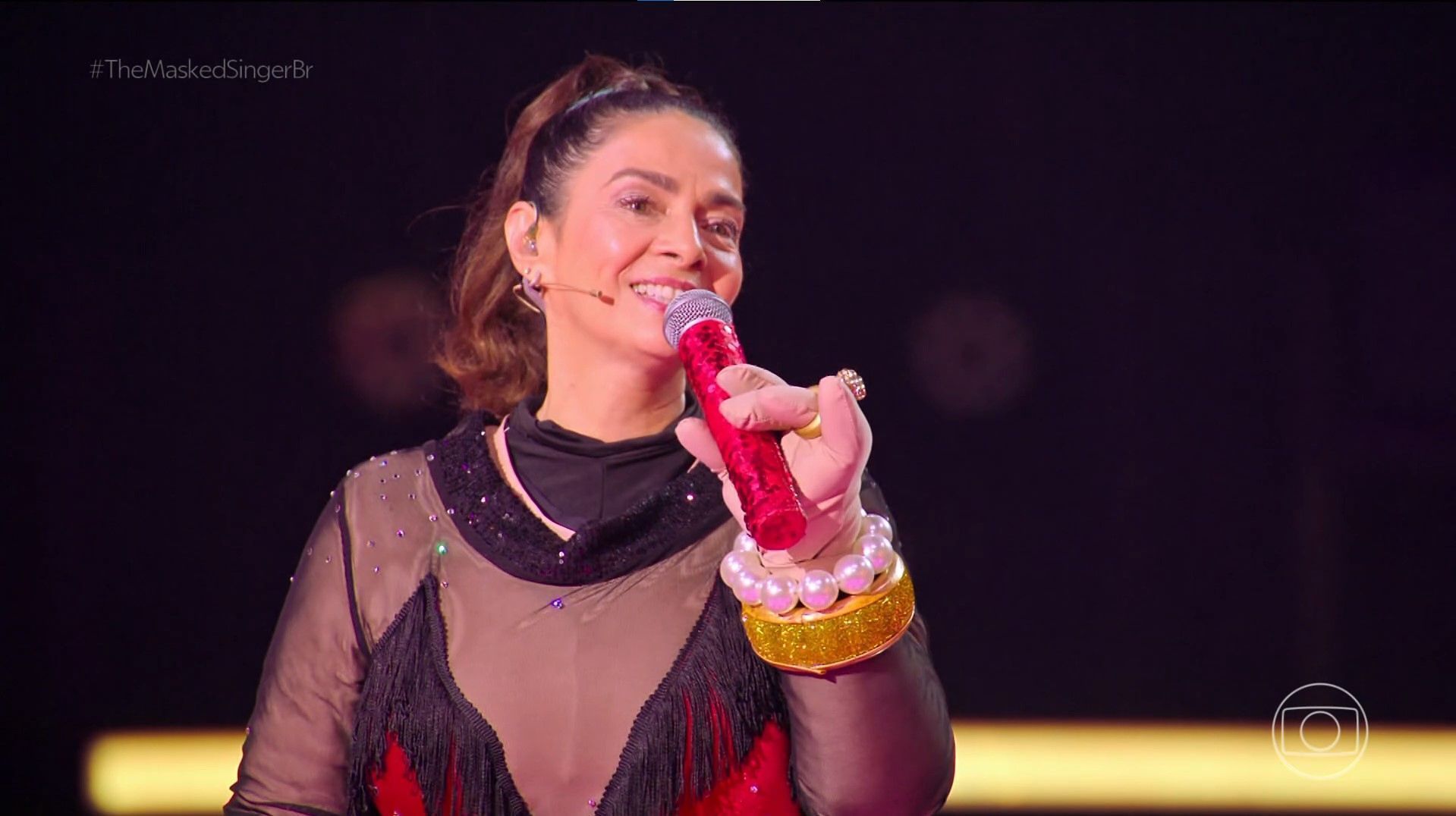 Claudia Ohana é desmascarada no "The Masked Singer Brasil" • Reprodução/Globoplay