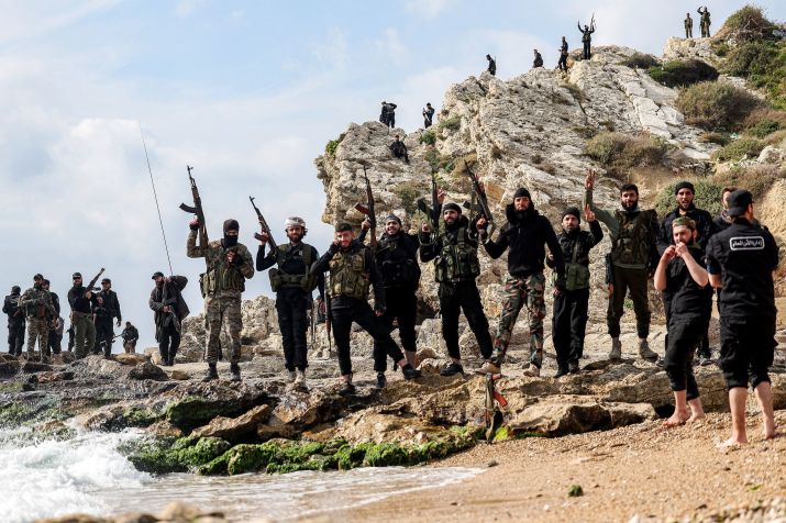 Integrantes das forças de segurança leais ao governo interino sírio posam para uma foto na costa do Mar Mediterrâneo em Latakia, em 9 de março. • Omar Haj Kadour/AFP via Getty Images via CNN Newsource