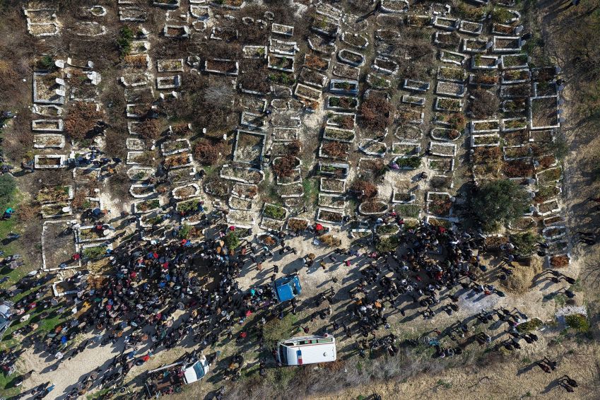Pessoas participam de um cortejo fúnebre em 8 de março em al-Janoudiya, uma cidade a oeste de Idlib, para quatro membros das forças de segurança sírias mortos nos confrontos. • Omar Albam/AP via CNN Newsource