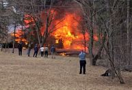 Avião pequeno cai em casa perto de Minneapolis e causa incêndio