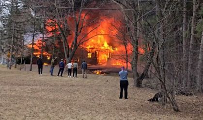Avião pequeno cai em casa perto de Minneapolis e causa incêndio