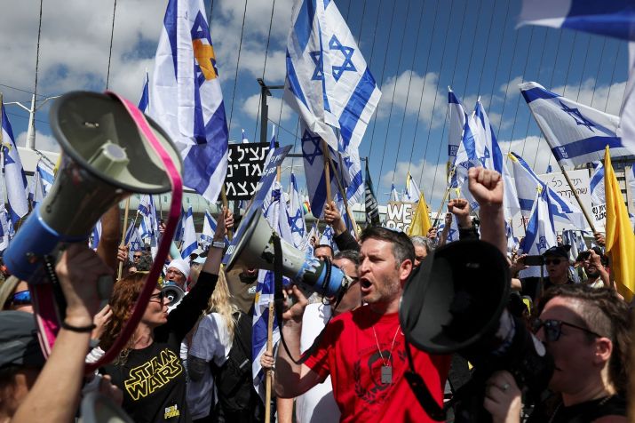 Pessoas participam de uma manifestação contra o governo israelense e o primeiro-ministro israelense Benjamin Netanyahu, exigindo a libertação de todos os reféns de Gaza, em Jerusalém, em 19 de março • Ronen Zvulun/Reuters via CNN Newsource