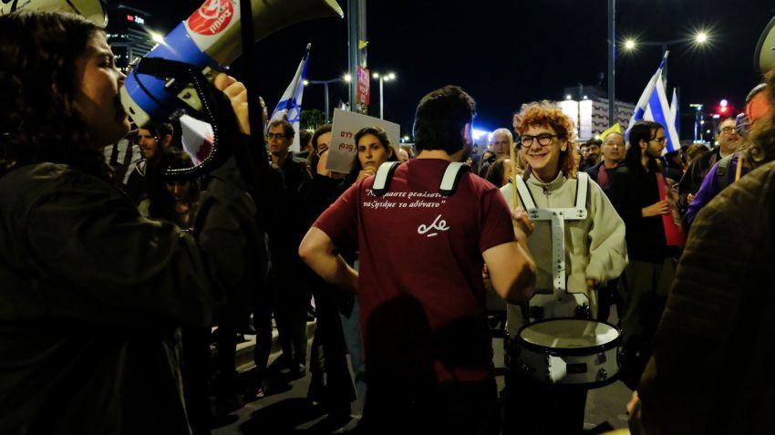 Um jovem de 16 anos, prestes a se tornar um refusnik, toca caixa ao lado de outros ativistas anti-guerra em Tel Aviv, em 22 de março. • Kara Fox/CNN via CNN Newsource