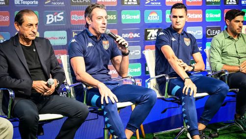 Raphael Claus, árbitro do jogo de ida da final, ao lado de Mathues Candançan, do segundo jogo, na coletiva da final do Paulistão