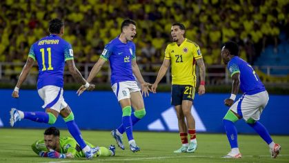 Raphinha, Gabriel Martinelli e Vinicius Jr comemoram gol contra a Colômbia no primeiro turno das Eliminatórias