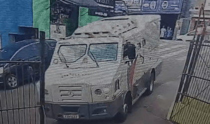 Criminosos mascarados tentam roubar carro-forte em supermercado de SP
