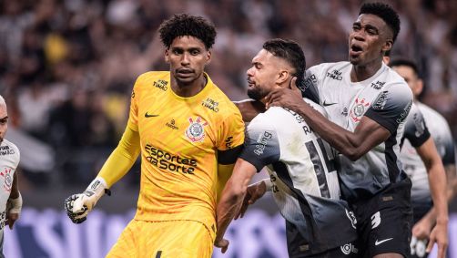 Hugo Souza comemora pênalti defendido em Corinthians x Palmeiras pela final do Paulistão