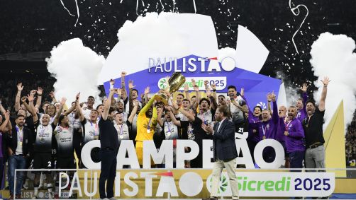 Elenco do Corinthians levanta o troféu de campeão paulista de 2025