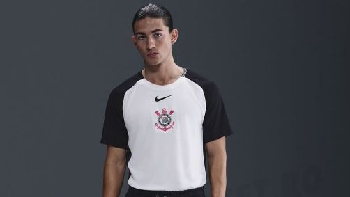 Imagens da nova camisa do Corinthians, que faz referência ao Mundial de 2000