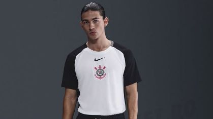 Imagens da nova camisa do Corinthians, que faz referência ao Mundial de 2000