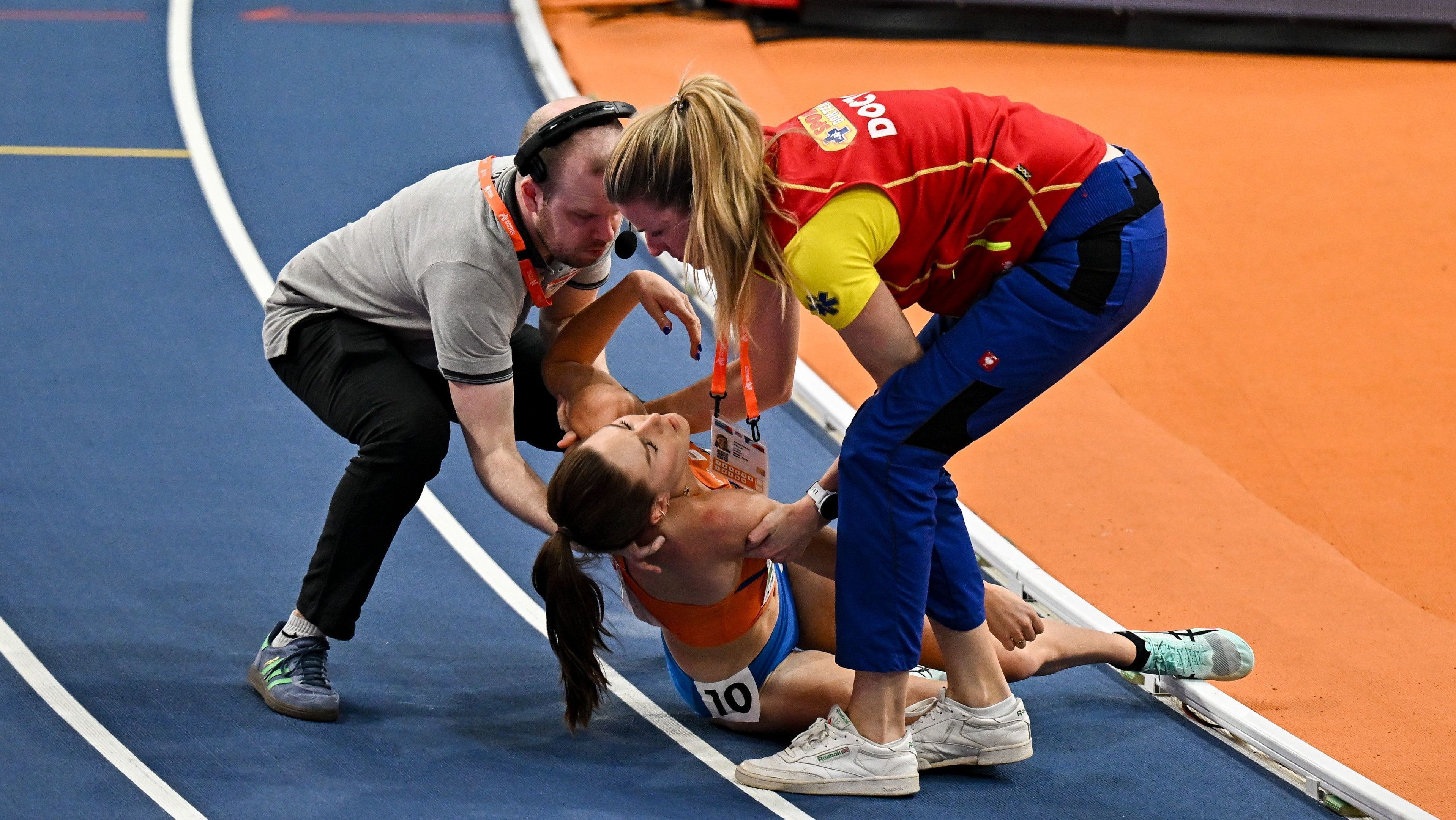 Maureen Koster, corredora holandesa, cai durante prova do Campeonato Europeu Indoor