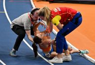 Corredora cai durante prova, bate a cabeça e fica inconsciente; veja