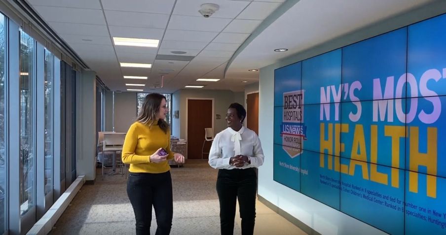 Repórter da CNN Brasil Mariana Janjácomo com enfermeira Sandra Lindsay. • CNN