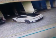 Criança liga Porsche do vizinho e bate em parede de condomínio de SC