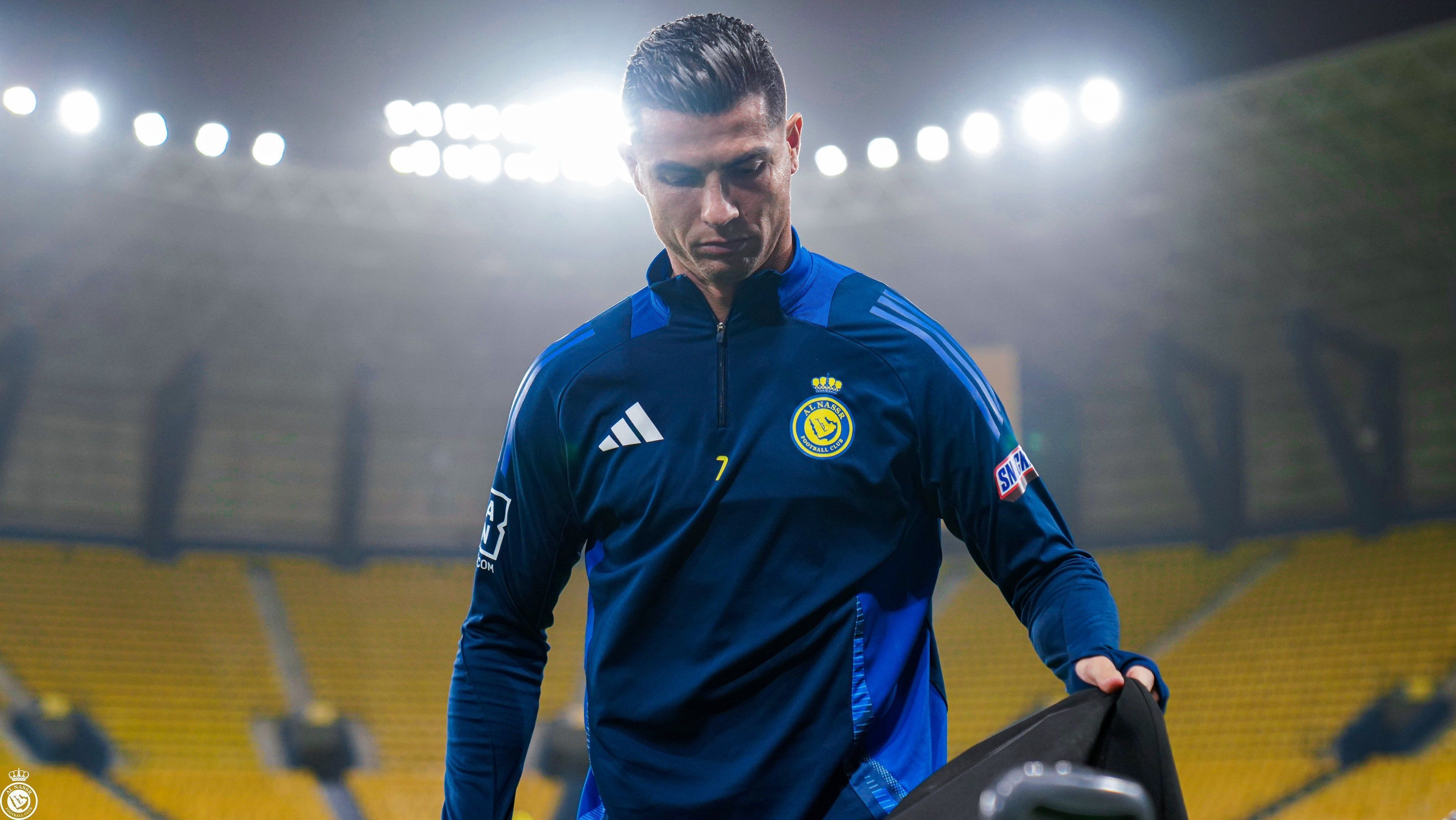Cristiano Ronaldo com o agasalho do Al-Nassr