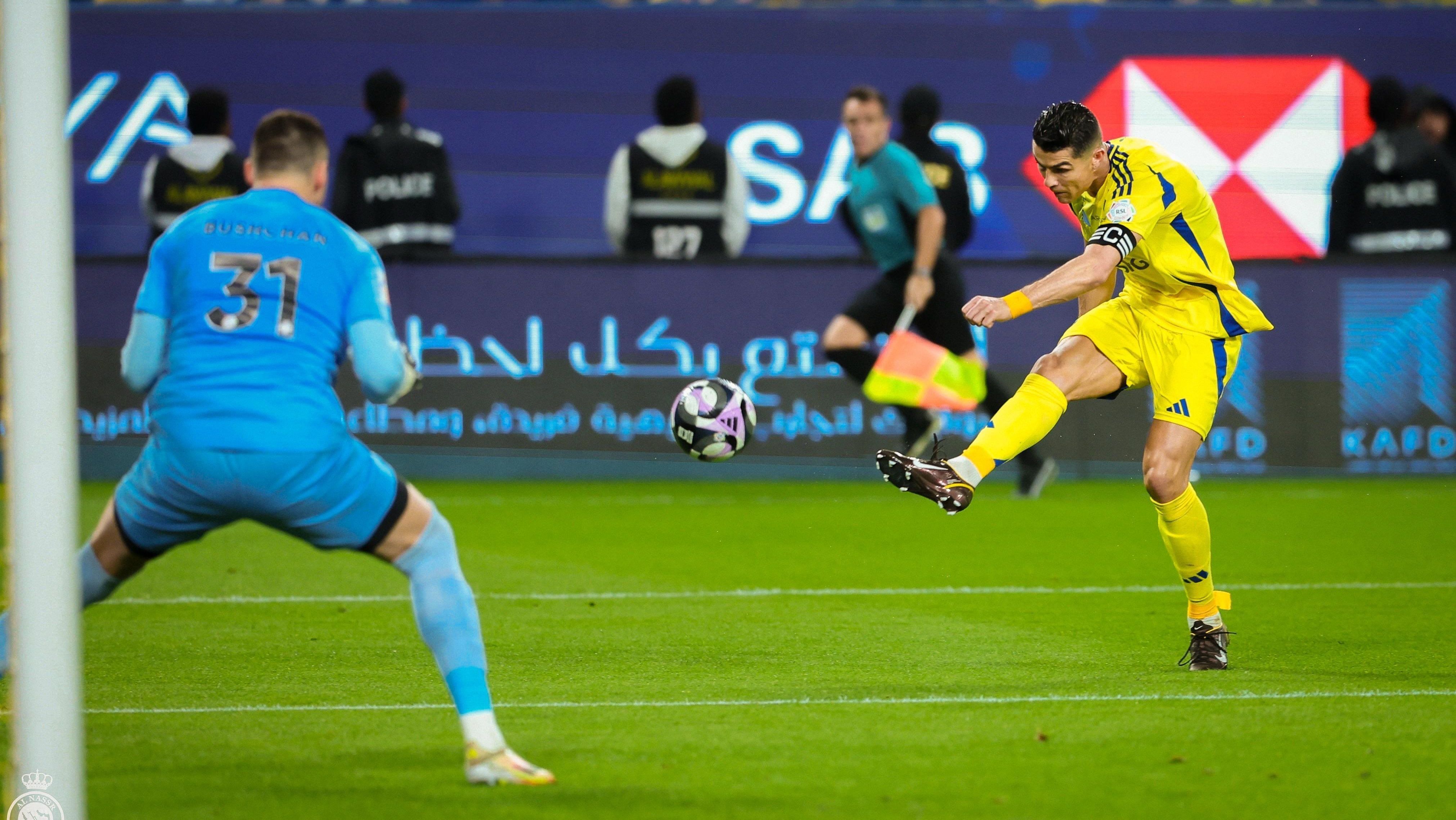 Cristiano Ronaldo chutando bola ao gol em jogo do Al-Nassr