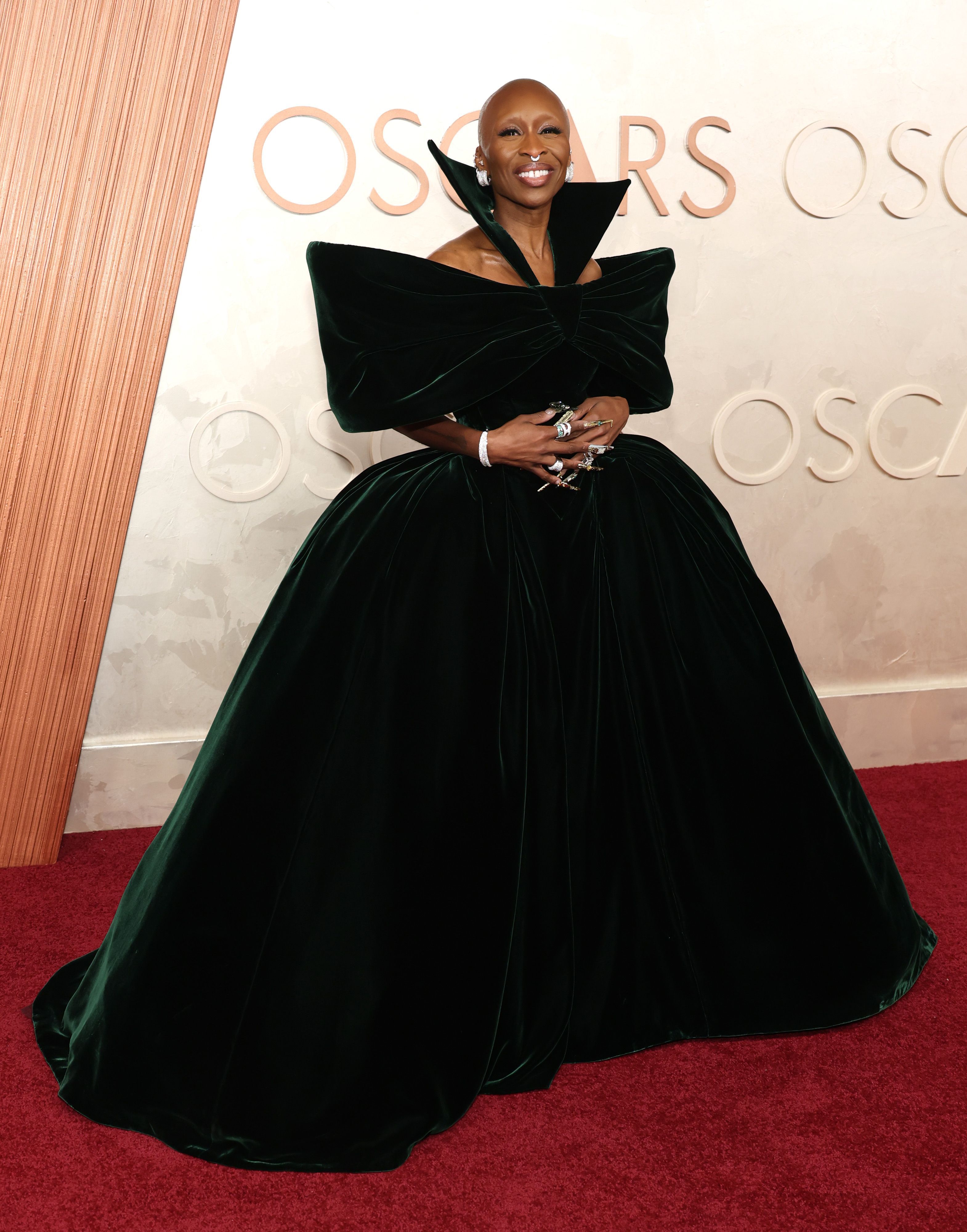 Cynthia Erivo elegeu um longo vestido verde para o Oscar • Kevin Mazur/Getty Images