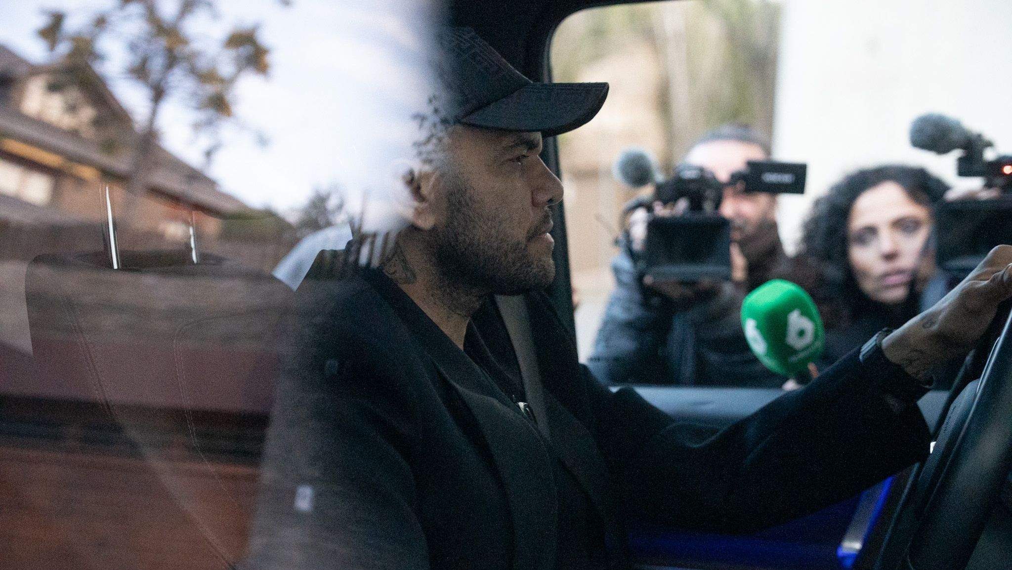 Daniel Alves em seu carro após a anulação da condenação no caso de estupro, em Barcelona