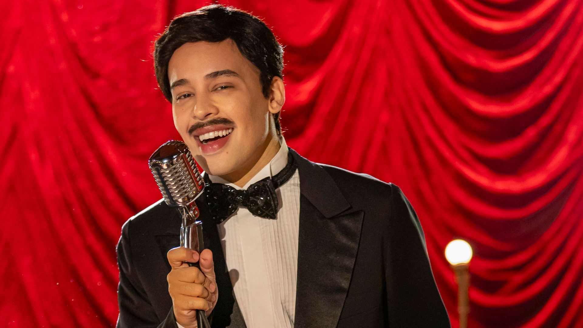 Daniel Garcia -- mais conhecido como a drag queen Gloria Groove -- canta na novela "Garota do Momento" • Léo Rosario/TV Globo