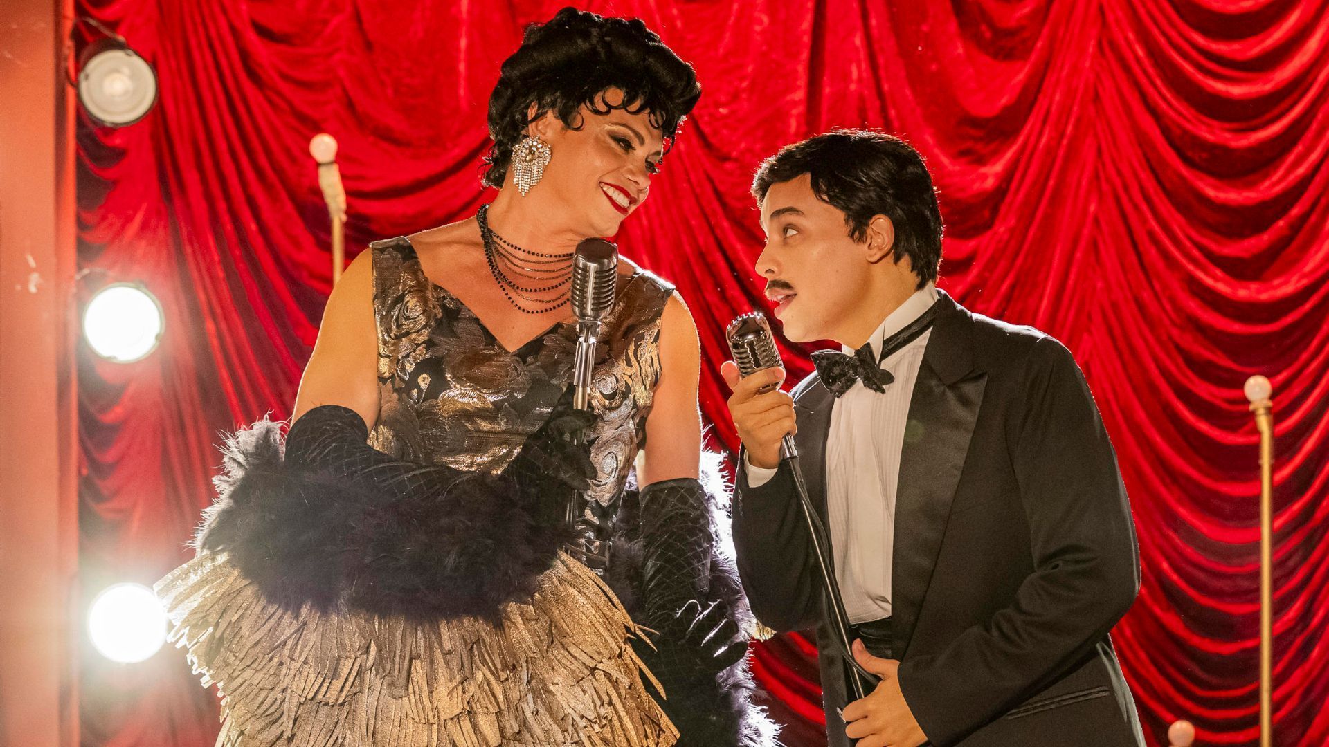 Daniel Garcia -- ator por trás de Gloria Groove -- canta com Silvero Pereira na novela "Garota do Momento" • Léo Rosario/TV Globo