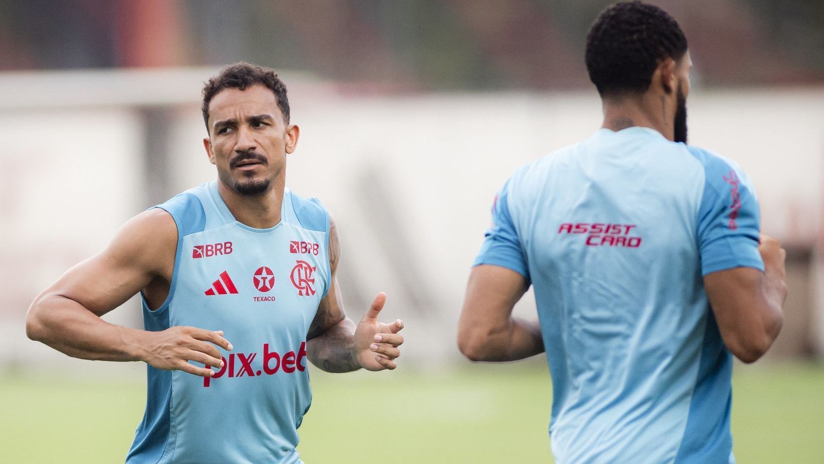 Danilo, do Flamengo, em treino no Ninho do Urubu