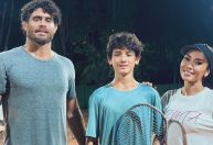 Danni Suzuki joga tênis com o ex-marido e o filho