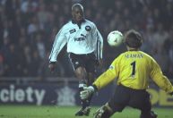 Ex-atacante da Premier League revela vício em apostas: "Fora de controle"