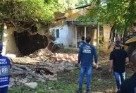 Construções irregulares são demolidas perto da cadeia de Bangu, no Rio