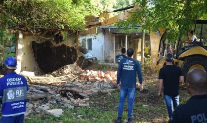 Construções irregulares são demolidas perto da cadeia de Bangu, no Rio
