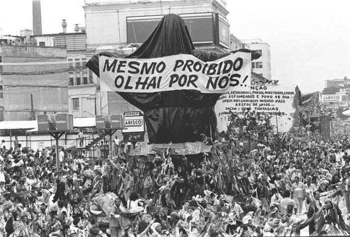 Imagem do Cristo Redentor é vista coberta durante o desfile da escola de samba Beija-Flor, no sambódromo do Rio de Janeiro, no Carnaval de 1989 • ARQUIVO/ESTADÃO CONTEÚDO/AE