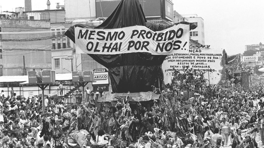 Imagem do Cristo Redentor é vista coberta durante o desfile da escola de samba Beija-Flor, no sambódromo do Rio de Janeiro, no Carnaval de 1989 • ARQUIVO/ESTADÃO CONTEÚDO/AE